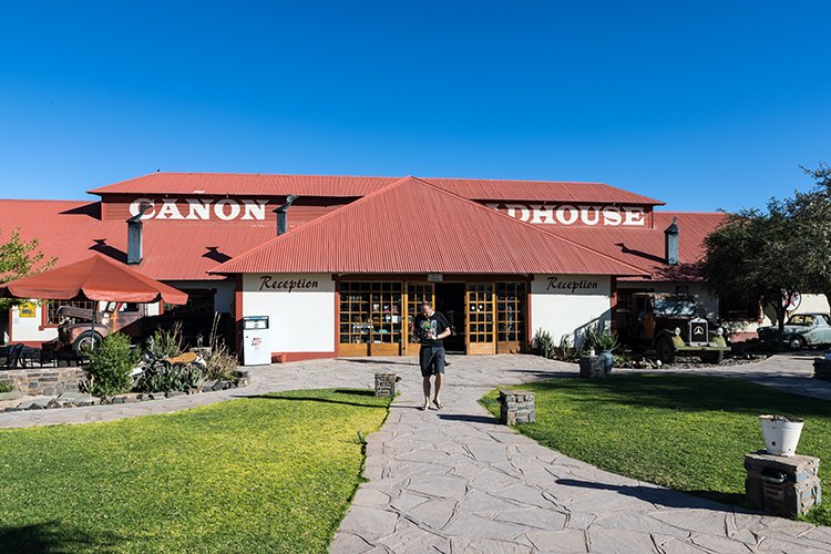 NAM KAR Canon 2016NOV20 Roadhouse 002